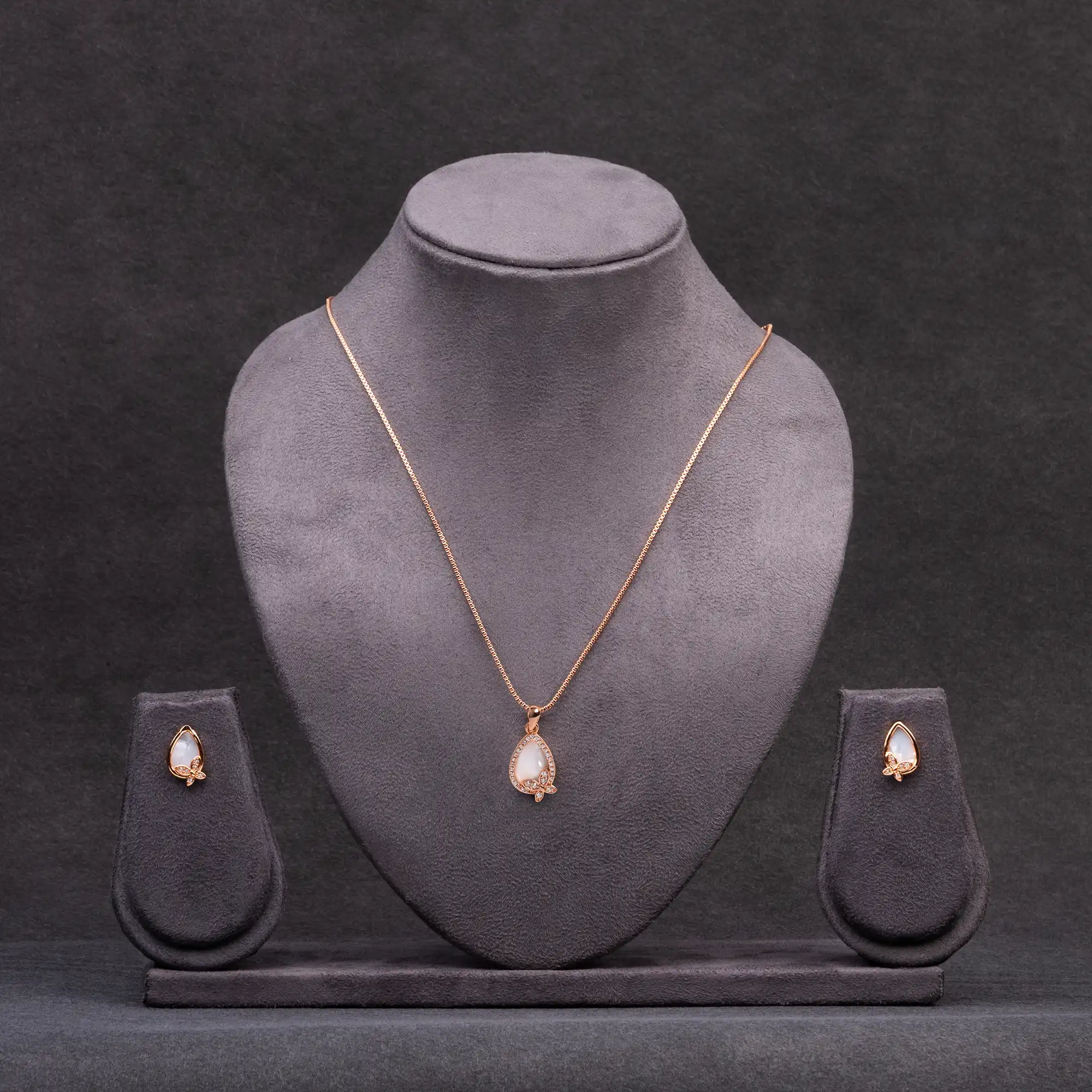 Rose Gold-Plated Drop-shaped American Diamond and Mother Pearl Light Weight Pendant Set with Chain